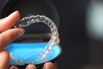 Invisalign Tedavisi Nedir? Şeffaf Plaklar Hakkında Merak Edilenler