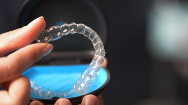 Invisalign Tedavisi Nedir? Şeffaf Plaklar Hakkında Merak Edilenler